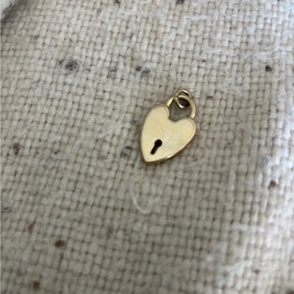 Gucci Gold Heart Key Charm - Picture 4 of 4